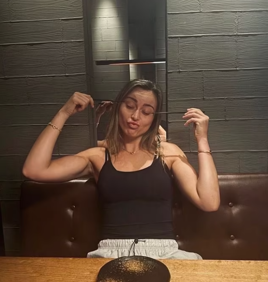 Πάουλα Μπαντόσα: Κατηγορείται για ρατσισμό εξαιτίας μίας χιουμοριστικής φώτο που ανέβασε με τσοπ στικς - Δείτε φωτογραφίες 