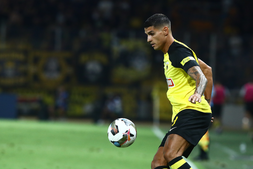 Η κυβέρνηση που είναι και… αντιπολίτευση και η αμήχανη στιγμή με τα φανελάκια