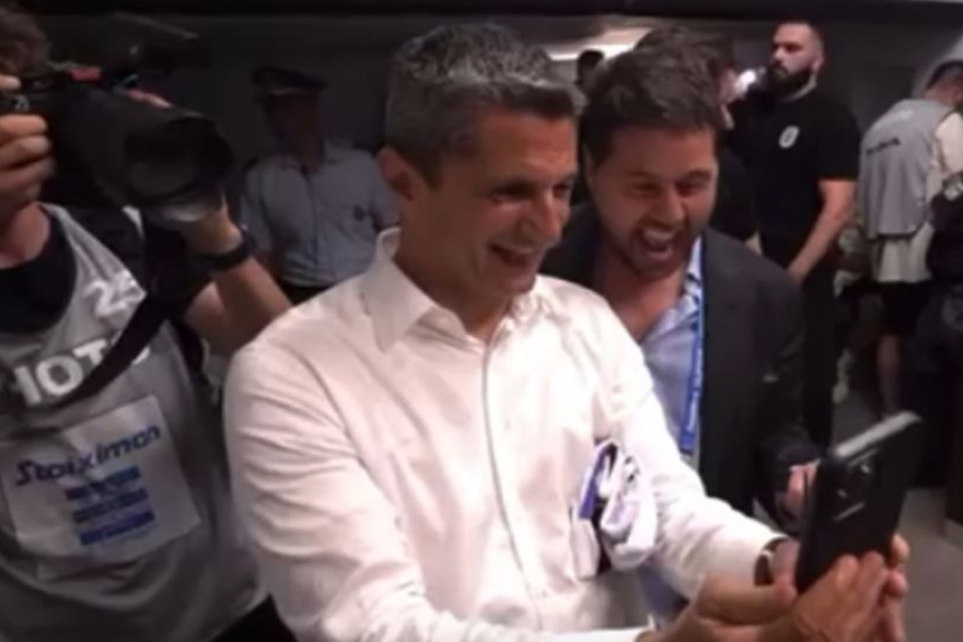 Η κυβέρνηση που είναι και… αντιπολίτευση και η αμήχανη στιγμή με τα φανελάκια