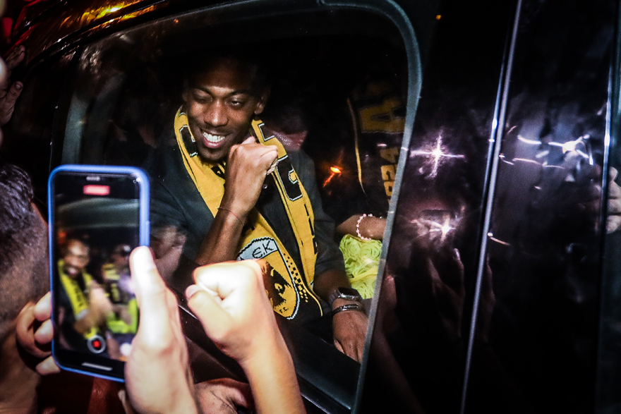 Η κυβέρνηση που είναι και… αντιπολίτευση και η αμήχανη στιγμή με τα φανελάκια