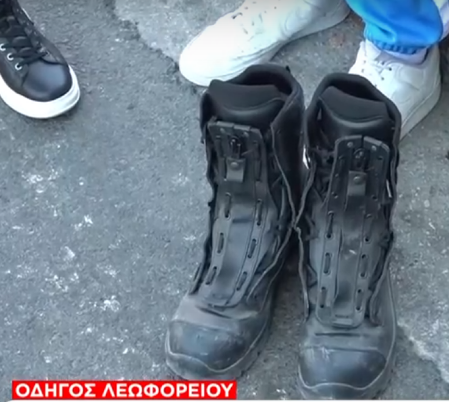 Κηφισιά: Εθελοντής πυροσβέστης καταγγέλλει πως τον κατέβασαν από λεωφορείο επειδή φορούσε... άρβυλα