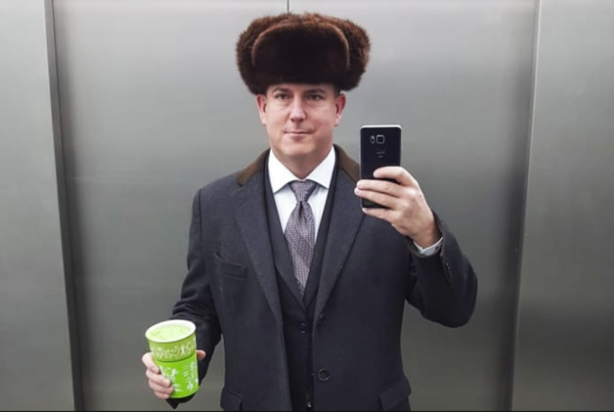 Πρώην αστυνομικός στη Φλόριντα διέφυγε στη Μόσχα και έγινε επικεφαλής των fake news κατά της Δύσης και της Κάμαλα Χάρις