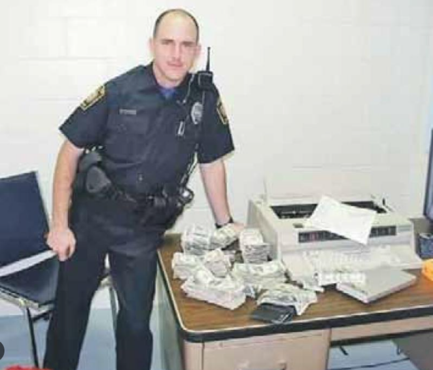 Πρώην αστυνομικός στη Φλόριντα διέφυγε στη Μόσχα και έγινε επικεφαλής των fake news κατά της Δύσης και της Κάμαλα Χάρις