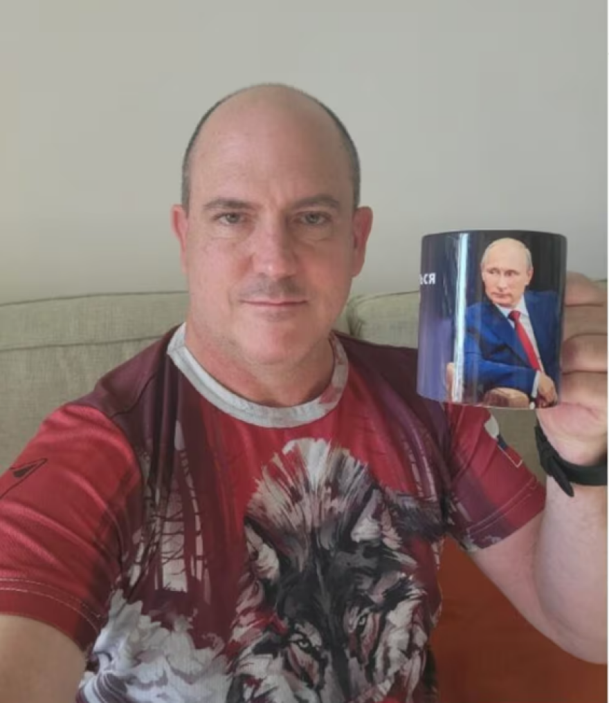 Πρώην αστυνομικός στη Φλόριντα διέφυγε στη Μόσχα και έγινε επικεφαλής των fake news κατά της Δύσης και της Κάμαλα Χάρις