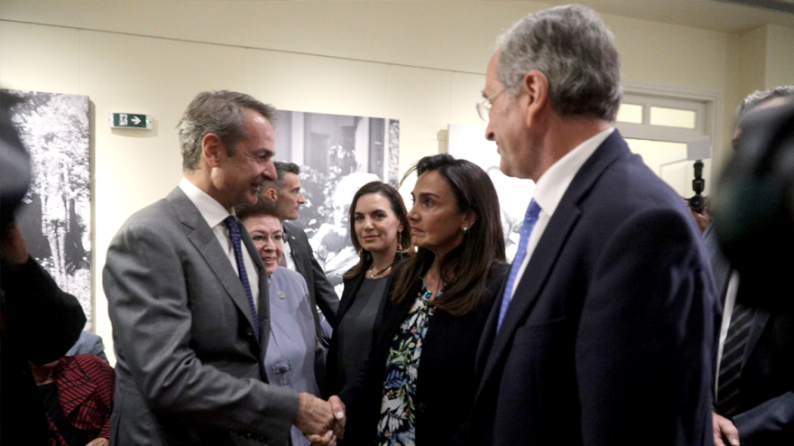 Κυριάκος Μητσοτάκης - Αντώνης Σαμαράς: Νέα συνάντηση και χειραψία στα εγκαίνια του «Σπιτιού του Ελύτη» στην Πλάκα - Δείτε φωτογραφίες