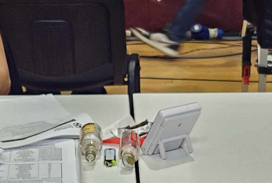 Ματίας Λεσόρ: Οπαδοί του Ερυθρού Αστέρα πέταξαν γυάλινα μπουκάλια προς το μέρος του στο ημίχρονο 