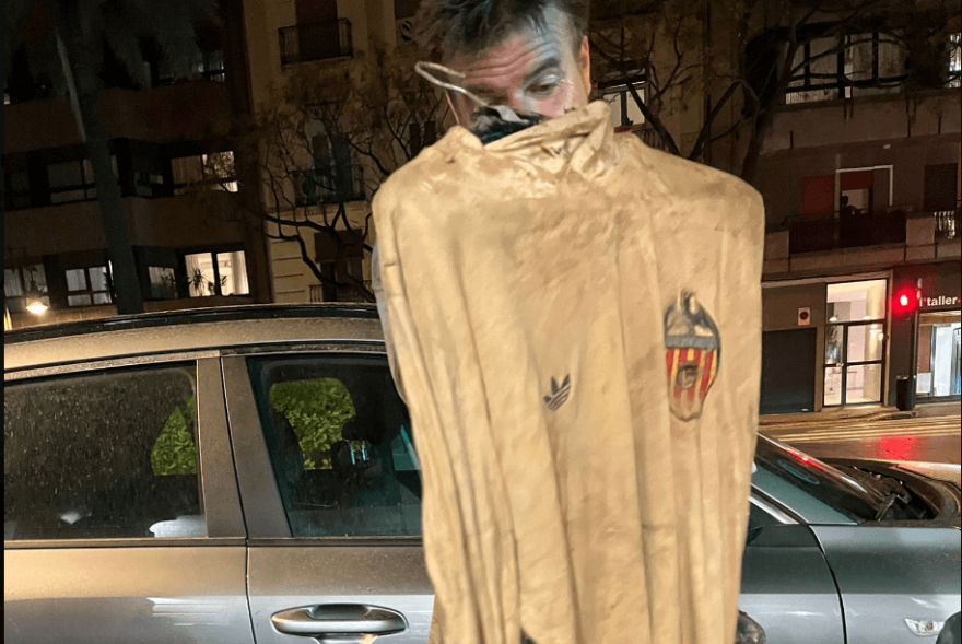 Ισπανία: Οπαδός της Βαλένθια ρίσκαρε τη ζωή του εν μέσω της καταιγίδας για να σώσει τη συλλογή του με φανέλες της ομάδας