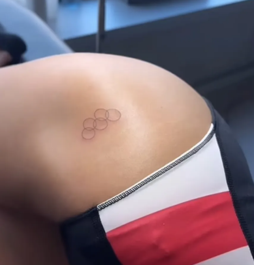 Αλίσα Σμιντ: Η πιο σέξι αθλήτρια στον κόσμο «χτύπησε» το πρώτο της τατουάζ - Φωτογραφία 