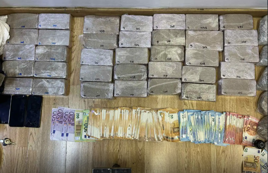 Δυτική Αττική: Συνελήφθησαν μέλη συμμορίας που προμήθευε ηρωίνη σε μικροεμπόρους – Κατασχέθηκαν πάνω από 19 κιλά ηρωίνης