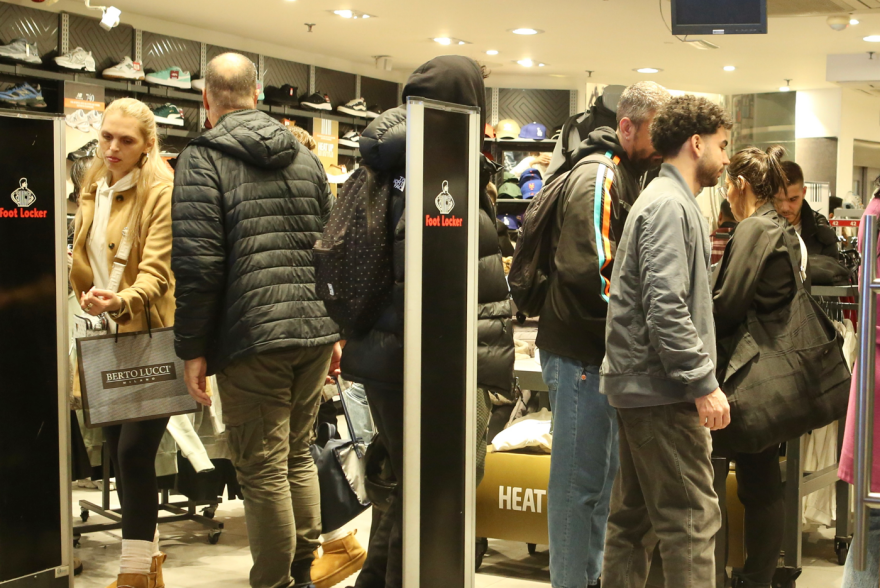 Black Friday: Ουρές στα μαγαζιά, γεμάτη κόσμο η Ερμού – Δείτε φωτογραφίες