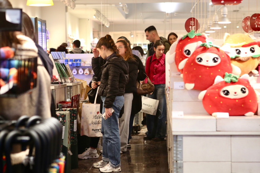 Black Friday: Ουρές στα μαγαζιά, γεμάτη κόσμο η Ερμού – Δείτε φωτογραφίες