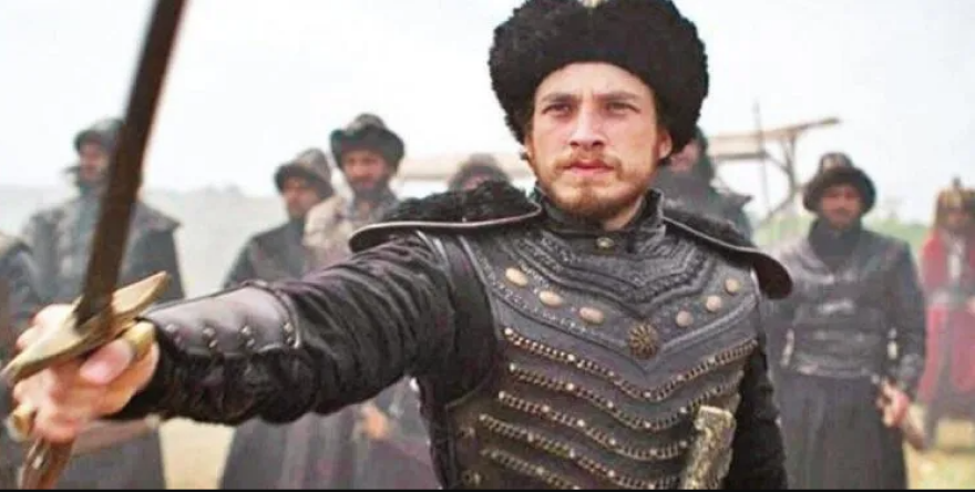 Cem Yiğit Üzümoğlu: Ποιος είναι ο Τούρκος ηθοποιός που ακύρωσε την εμφάνισή του σε ελληνικό θέατρο λόγω απαγόρευσης Ερντογάν 