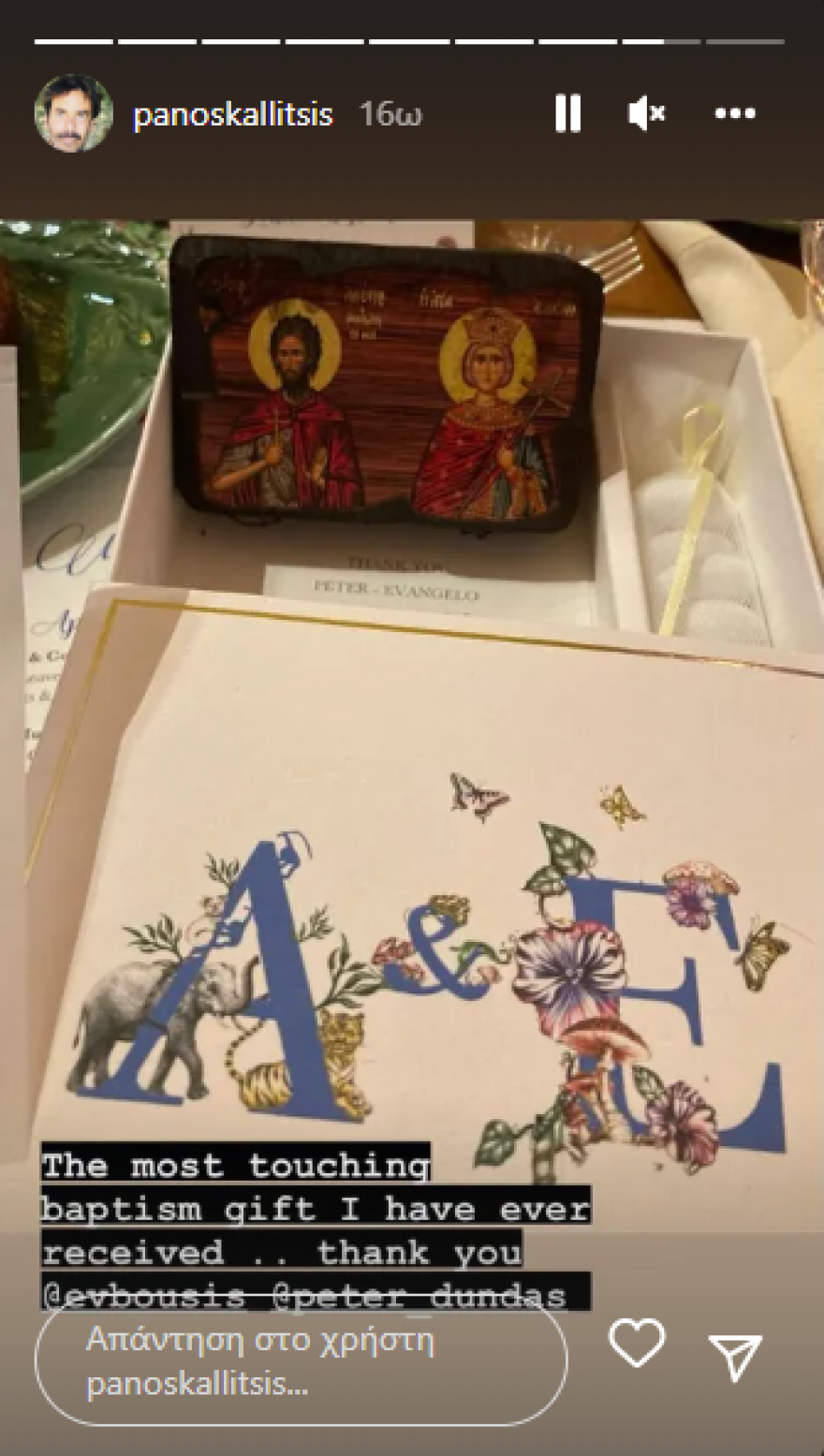 Ο Ευάγγελος Μπούσης και ο σύζυγός του Πίτερ Ντούντας βάφτισαν τα παιδιά τους στη Βουλιαγμένη