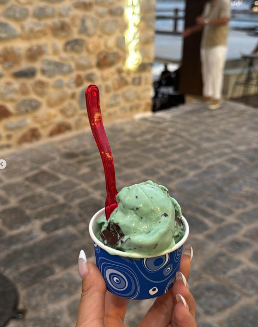 Κόνι Μεταξά: Φωτογραφίζεται με μπικίνι στον καθρέφτη της