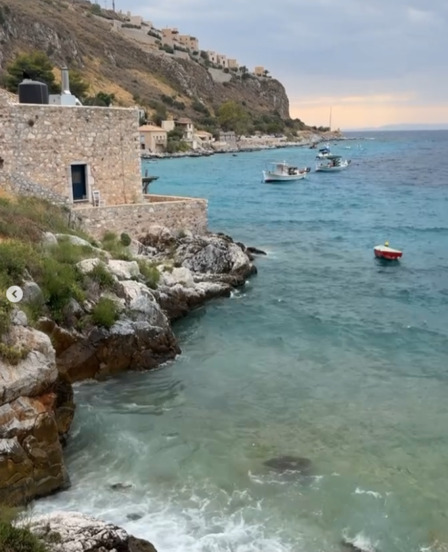 Κόνι Μεταξά: Φωτογραφίζεται με μπικίνι στον καθρέφτη της