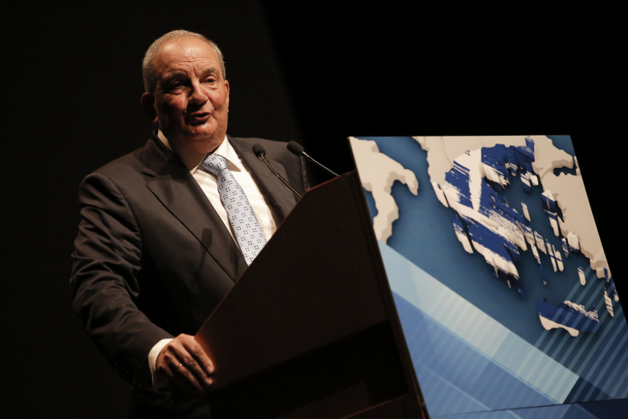 Από τις κουμπαριές με τον Ερντογάν στα Μνημόνια: Το νέο βιβλίο του πρέσβη Κασκαρέλη που τα έζησε όλα