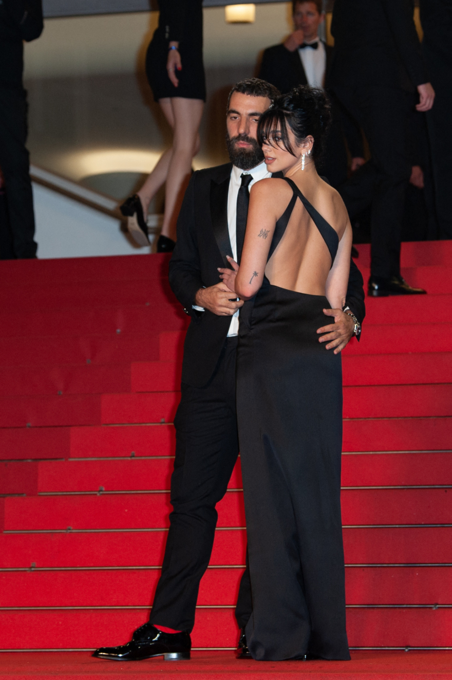 Ο Ρομέν Γαβράς, μετά τη Dua Lipa, σε τρυφερές στιγμές με την Έμιλι Ραταϊκόφσκι φορώντας μπλούζα «Άγιον Όρος» - Δείτε φωτογραφίες