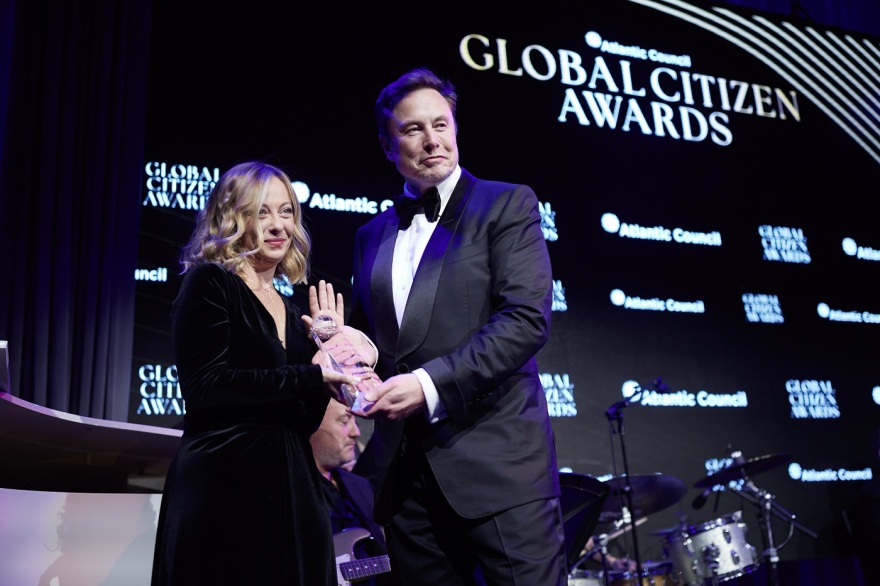 Έλον Μασκ - Τζόρτζια Μελόνι: Το παρασκήνιο του love is in the air ανάμεσα τους στο Atlantic Council