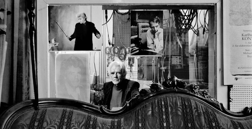 Έκθεση για τη σχέση Τεχνητής Νοημοσύνης και Δημοκρατίας σε εμβληματικά κτίρια της Αθήνας