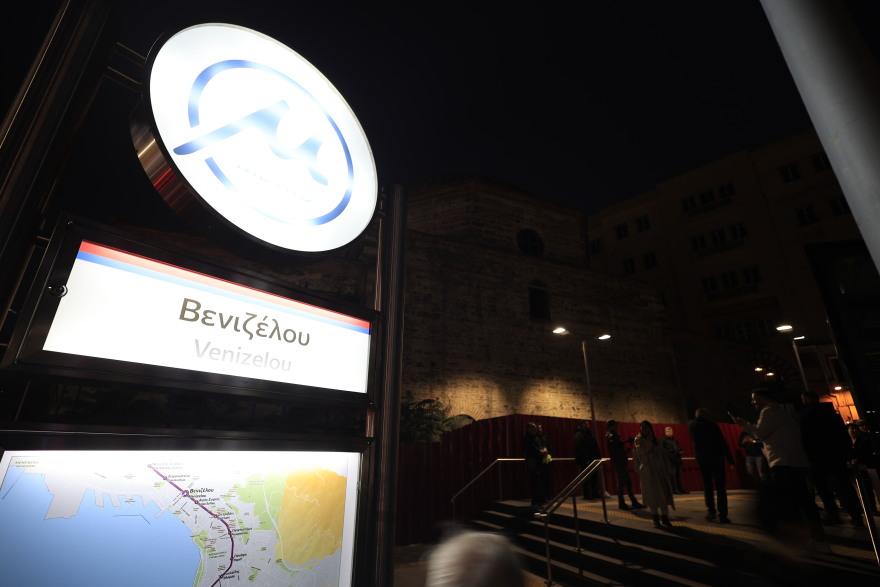 Μετρό Θεσσαλονίκης: Ο Μητσοτάκης «πατάει το κουμπί» για τη λειτουργία του - Συγκίνηση στον σταθμό-μουσείο της Βενιζέλου