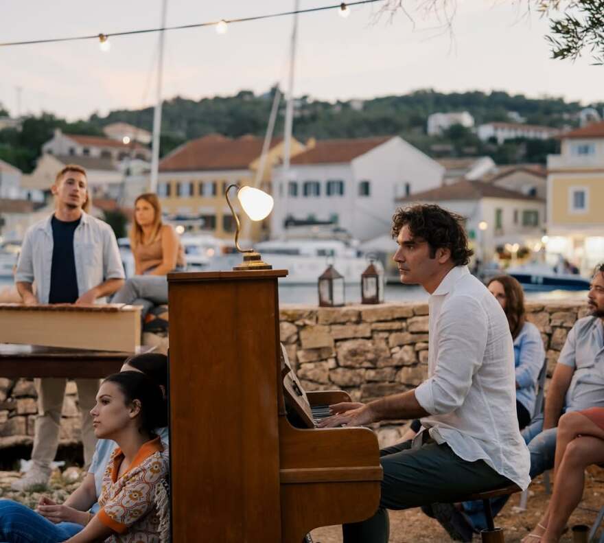 Maestro: Η σειρά που επαναπροσδιόρισε την ελληνική τηλεόραση επιστρέφει για το μεγάλο φινάλε