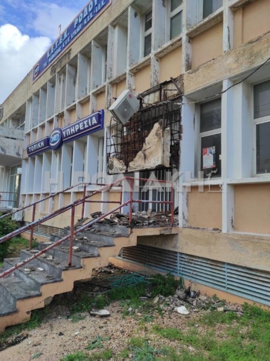 Ρόδος: Κατέρρευσε το μπαλκόνι στο κτίριο του ΟΑΕΔ