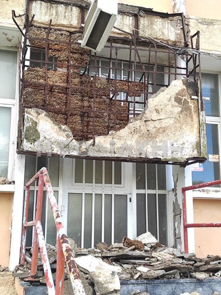 Ρόδος: Κατέρρευσε το μπαλκόνι στο κτίριο του ΟΑΕΔ