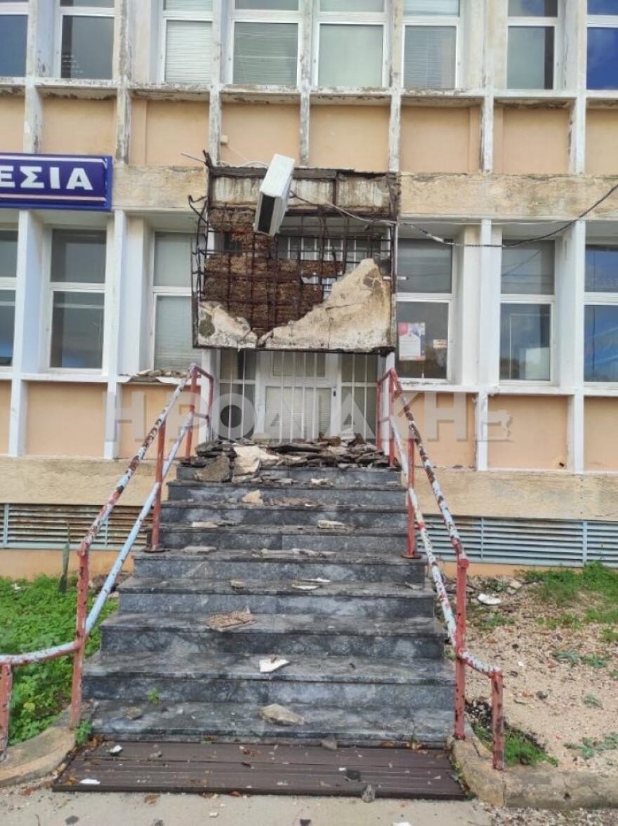 Ρόδος: Κατέρρευσε το μπαλκόνι στο κτίριο του ΟΑΕΔ