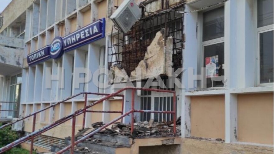 Ρόδος: Κατέρρευσε το μπαλκόνι στο κτίριο του ΟΑΕΔ