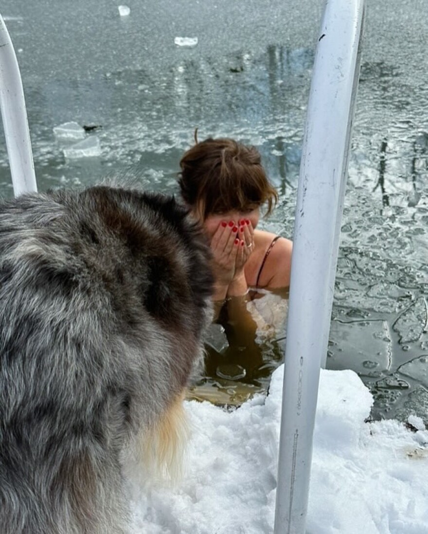 Έλενα Κρίστενσεν: Βούτηξε σε παγωμένη λίμνη - Δείτε βίντεο