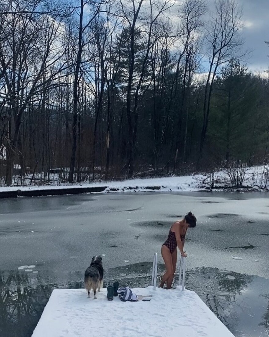 Έλενα Κρίστενσεν: Βούτηξε σε παγωμένη λίμνη - Δείτε βίντεο