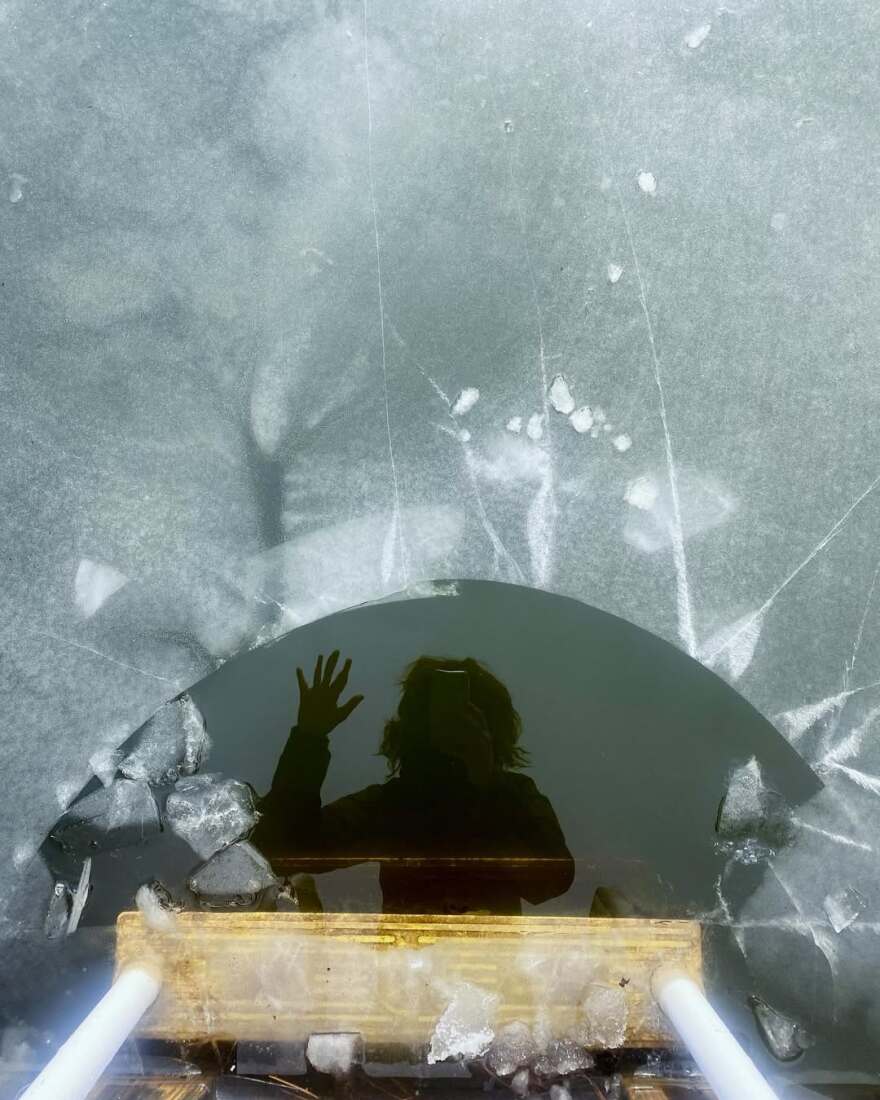 Έλενα Κρίστενσεν: Βούτηξε σε παγωμένη λίμνη - Δείτε βίντεο