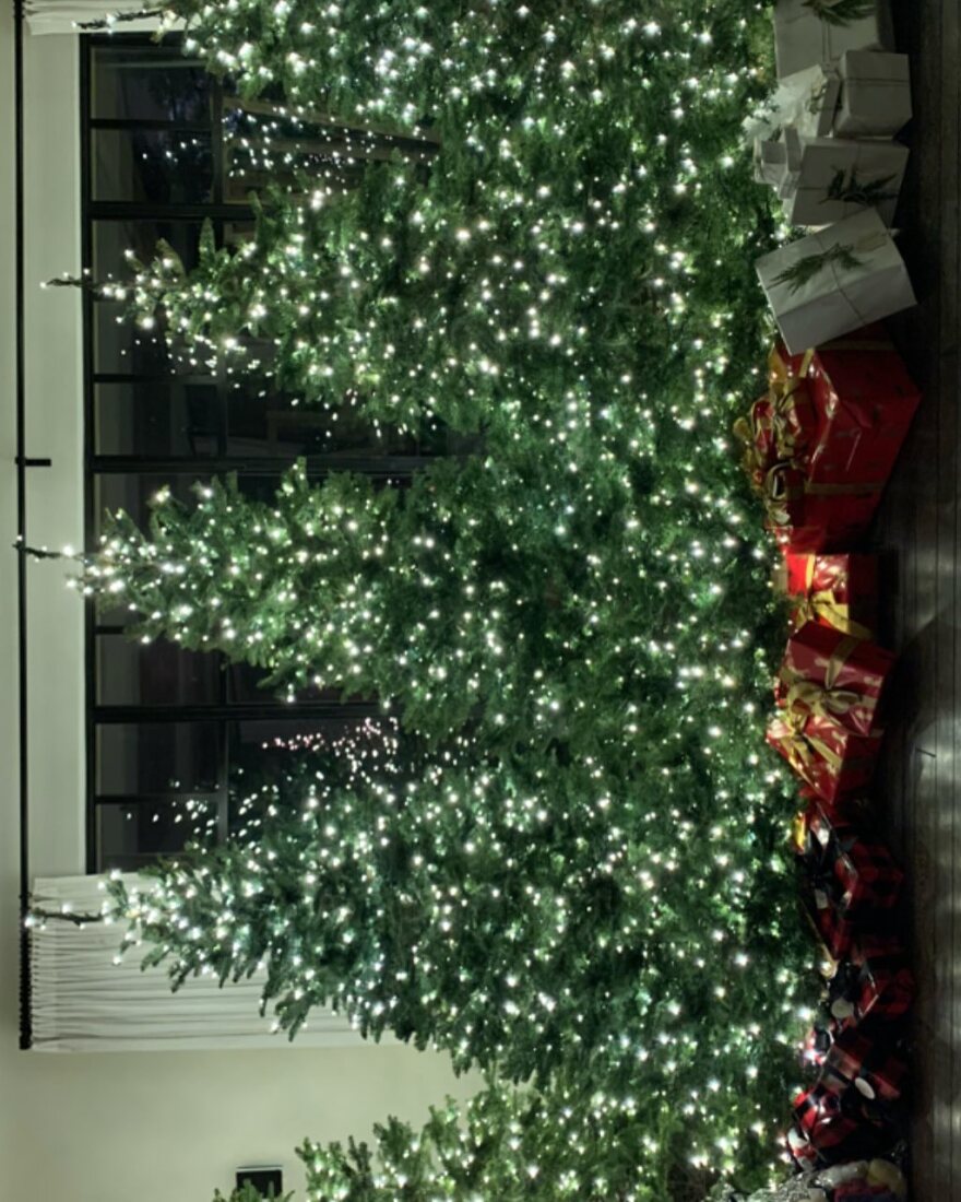 Κόρτνεϊ Καρντάσιαν: Η σέξι εμφάνισή της για τα Χριστούγεννα