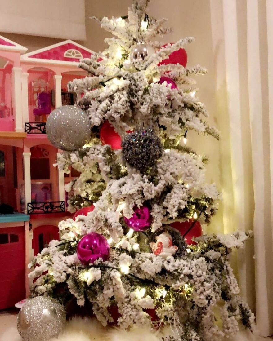 Κόρτνεϊ Καρντάσιαν: Η σέξι εμφάνισή της για τα Χριστούγεννα