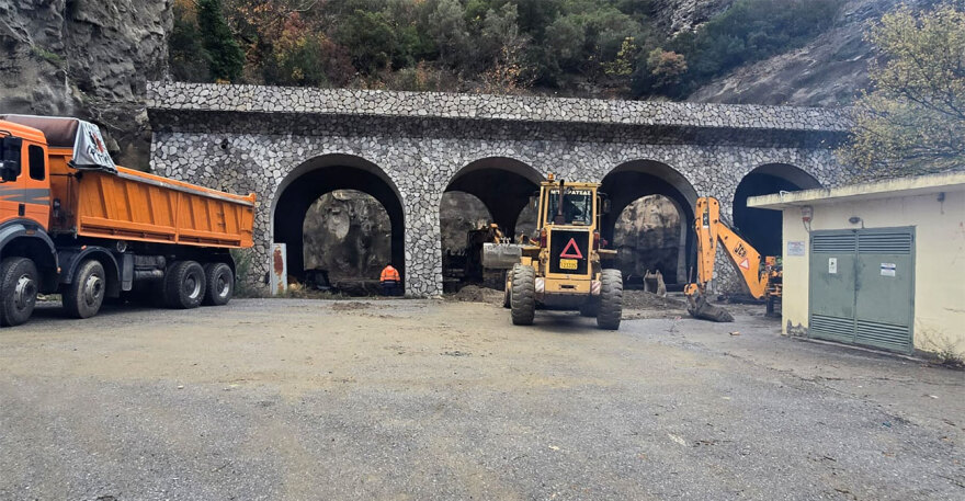 Κακοκαιρία Bora: Κλειστή παραμένει η σήραγγα στα Τέμπη - Σε εξέλιξη ο καθαρισμός