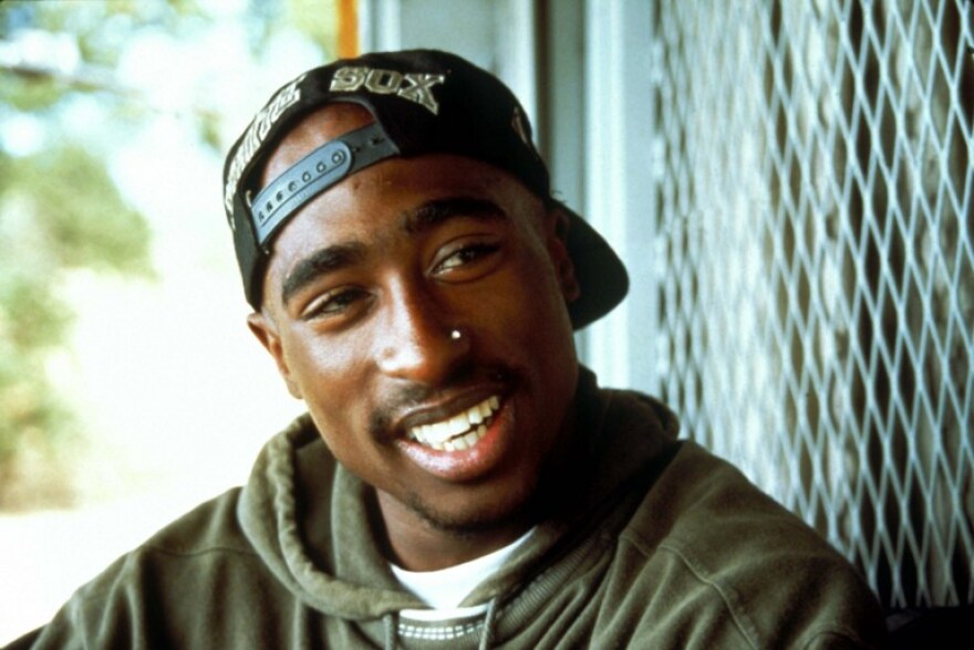 Μοίρασαν «βρώμικους» στίχους του Tupac αντί για προσευχές σε χιλιάδες πιστούς