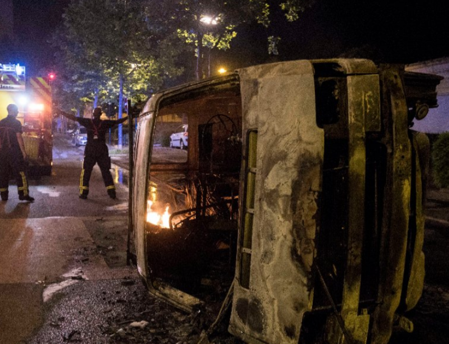 Φωτογραφίες: Τρίτη νύχτα με βίαια επεισόδια στη Νάντη της Γαλλίας Gallia_nadin