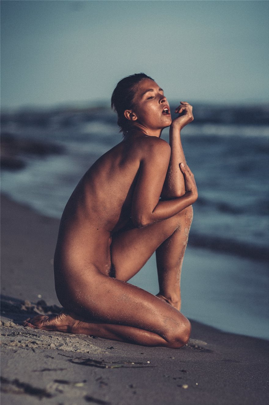Marisa-Papen-Naked-Photoshoot-on-Beach-2