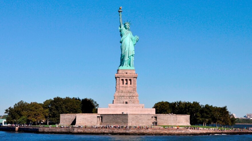 ΗΠΑ: Γλιτώνει το «shutdown» και ανοίγει ξανά αύριο το Άγαλμα της Ελευθερίας