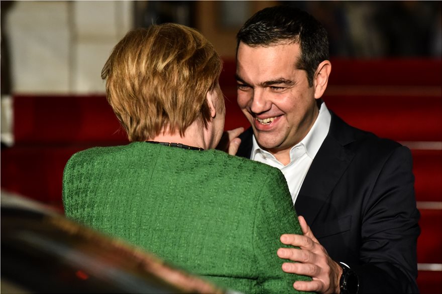 merkel_tsipras_kiss