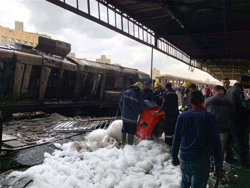 Τραγωδία στο Κάιρο: Τρένο εκτροχιάστηκε και έπεσε στην αποβάθρα -  Τουλάχιστον 25 νεκροί