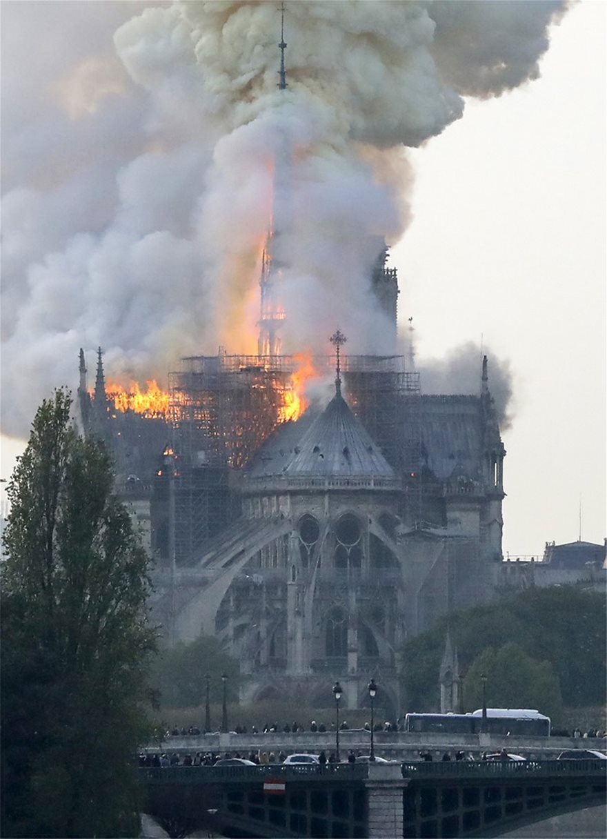 Παρίσι: Πυρκαγιά στην Παναγία των Παρισίων 2