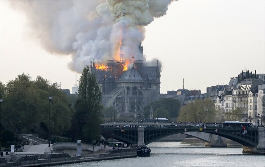 Παρίσι: Πυρκαγιά στην Παναγία των Παρισίων 1