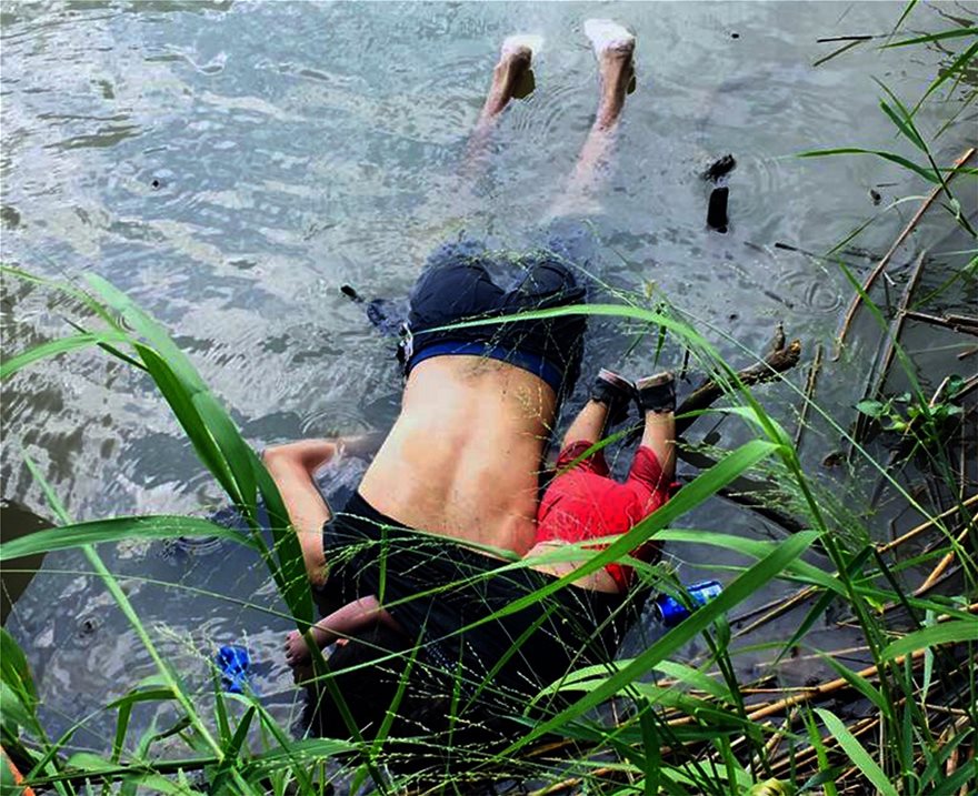 Η ανθρώπινη ιστορία πίσω από την φωτογραφία - σοκ του μετανάστη που πνίγηκε αγκαλιά με το παιδάκι του Metanastis-pateras-ena