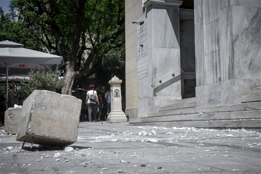 Σεισμός στην Αθήνα: Έπεσε ο σταυρός στην Αγία Ειρήνη στην Αιόλου Eir1