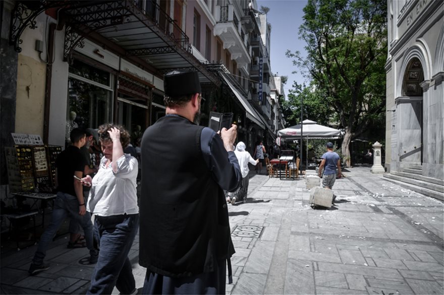 Σεισμός στην Αθήνα: Έπεσε ο σταυρός στην Αγία Ειρήνη στην Αιόλου Eir4