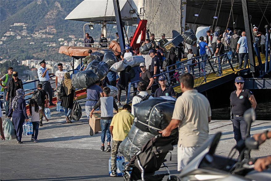 me01  Προσφυγικό: Στη Θεσσαλονίκη το δεύτερο πλοίο με 722  πρόσφυγες από τη Λέσβο me01