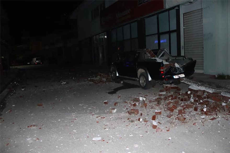 sismos-katedafisi-ktirio-maketa_3  Σεισμός 5,6 Ρίχτερ στην Πάργα: Τρεις τραυματίες - Τουλάχιστον 10 σπίτια κατεστραμμένα - Δείτε φωτογραφίες sismos katedafisi ktirio maketa 3
