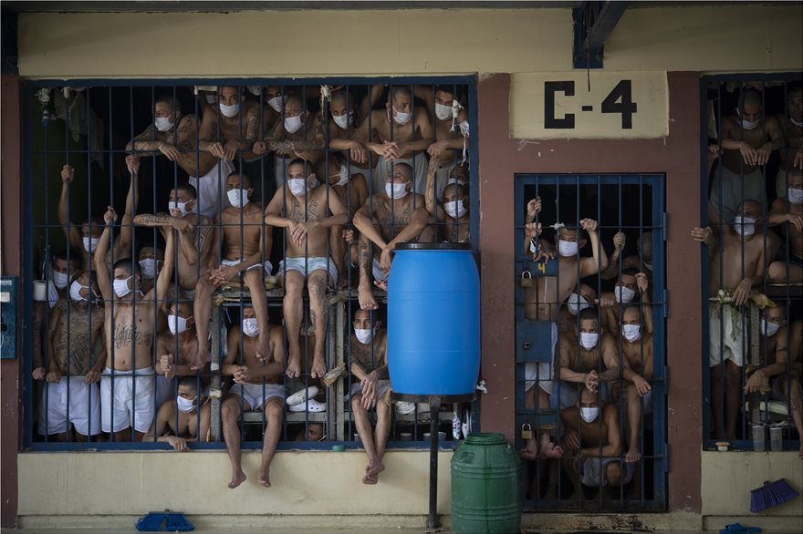 el_salvador1  Ελ Σαλβαδόρ: Απίστευτες εικόνες στις φυλακές - Σαν τις... σαρδέλες στα κελιά οι κρατούμενοι μόνο με τα εσώρουχά τους! el salvador1
