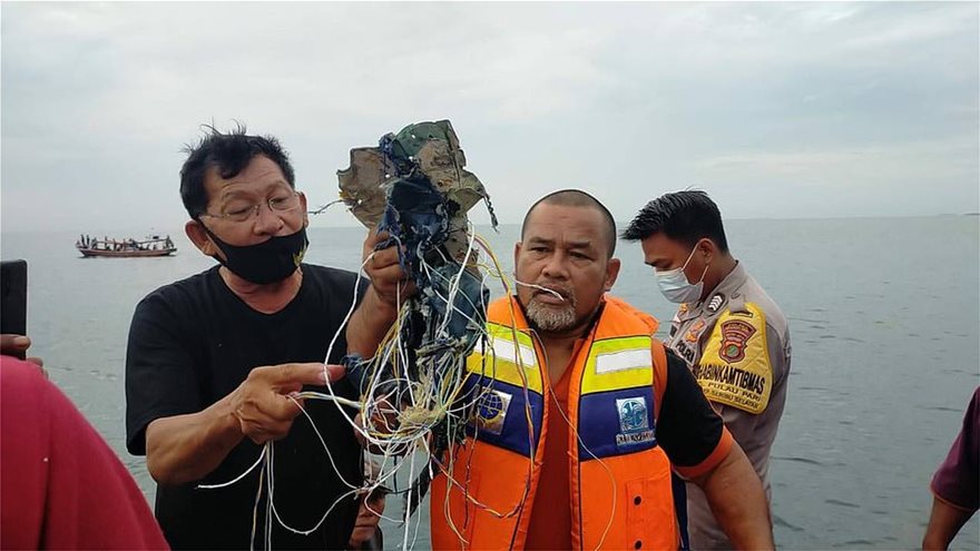 indonesia1  Ινδονησία: Συνετρίβη αεροσκάφος με 62 επιβάτες, εκ των οποίων 10 παιδιά indonesia1